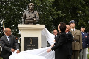 W Normandii stanął pierwszy pomnik gen. Stanisława Maczka
