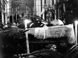 Ciało Bronisława Pierackiego na katafalku podczas uroczystości pogrzebowych 18 czerwca 1934 r.