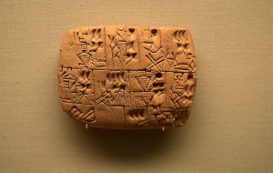 Tabliczka z pismem klinowym datowana na 3100–3000 p.n.e. przedstawiająca przyznawanie racji piwnych / fot. Jim Kuhn, CC-BY-SA-3.0