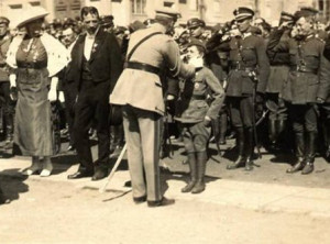 Marszałek Piłsudski dekoruje Tadzia Jeziorowskiego Krzyżem Walecznych Źródło: Muzeum Wojska Polskiego
