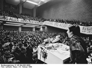 Rudi Dutschke przemawiający podczas kongersu przeciwko wojnie w Wietnamie, 18 lutego 1968 r.