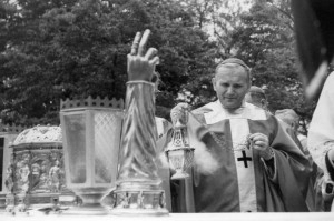 Metropolita krakowski ks. arcybiskup Karol Wojtyła okadza ołtarz z relikwiami podczas uroczystej Mszy Świętej