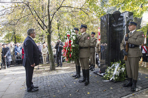W Warszawie stanął pomnik Cichociemnych Spadochroniarzy