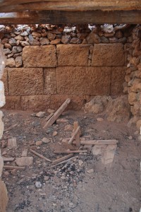 Fragmenty muru twierdzy były również wtórnie wykorzystane przez osadników z XIX i XX wieku/ fot. K. Niedziółka 