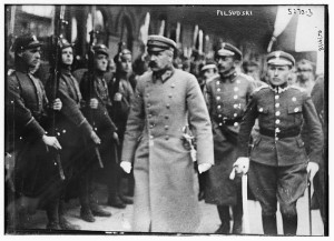 Piłsudski dokonujący przeglądu oddziałów