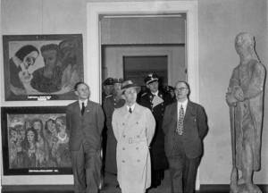 Wystawa sztuki zdegenerowanej, zwiedza ją Joseph Goebbels
