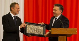 Donald Tusk wręczył Victorowi Orbanowi prezent - plakietę "Batory pod Pskowem". "To na dowód przyjaźni, że w przeszłości stać nas było na wspólnych bohaterów i wspólne sukcesy" - powiedział polski premier / fot. kprm.gov.pl