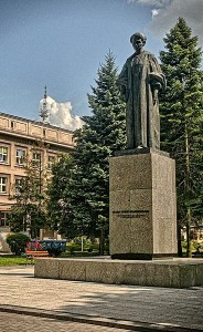 Pomnik Marii Curie-Skłodowskiej, patronki Uniwersytetu w Lublinie, stojący na placu przed Rektoratem / fot. Tomasz Zugaj, CC-BY-SA-3.0