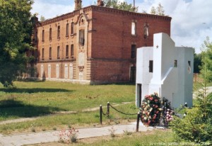 Ruiny budynku obozowej administracji w Berezie Kartuskiej, gdzie przetrzymywano osadzonych / fot. Christian Ganzer, CC-BY-SA-3.0