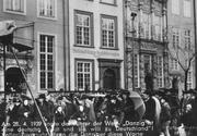 Mieszkańcy Gdańska słuchają przez głośniki przemówienia Hitlera dotyczącego Gdańska. 28 kwietnia 1939, NAC, sygn. 2-3798