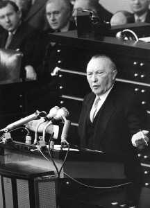 Adenauer podczas przemówienia w Bundestagu w 1955r.// Bundesarchiv, B 145 Bild-F002449-0027 / Unterberg, Rolf / CC-BY-SA
