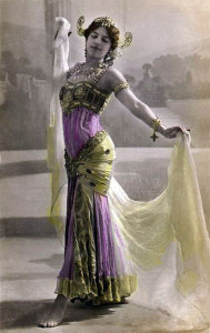 Mata Hari na pocztówce z 1906 r. / autor Lucien Walery CC-BY-SA-3.0