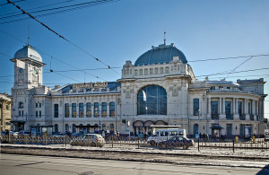 Dworzec Witebski, przy którym stanie pomnik, aut. Florstein CC BY-SA 3.0