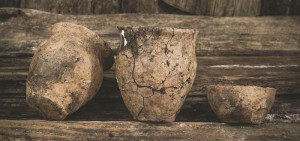 Puchary i miska z grobów pod i obok kurhanu w Dacharzowie