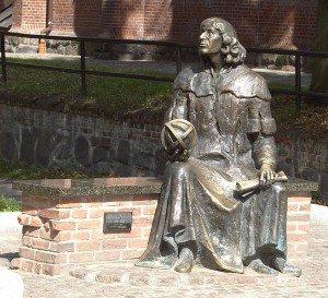 Pomnik Mikołaja Kopernika na zamku w Olsztynie, fot. Nol Aders, plik udostępniony na licencji CC BY-SA 3.0