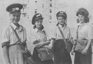 Wiele dziewcząt wstępowało do Szarych Szeregów. Fotografia przedstawia listonoszki Harcerskiej Poczty Polowej Zawiszacy podczas Powstania Warszawskiego