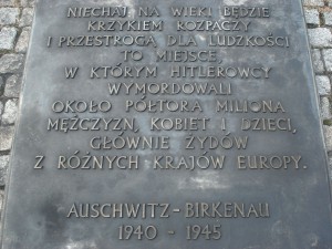 Płyta upamiętniająca ok. 1,5 mln ofiar obozu w Auschwitz II CC BY-SA 3.0
