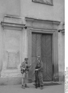 Żołnierze niemieccy we Włoszech, 1943. Zdjęcie nawiązuje kadrem i klimatem do zdjęć niemieckich żołnierzy z Włoch. Pasek Bundesarchiv został dosztukowany w celu zwiększenia efektu autentyczności, jednak nie zawiera prawdziwych danych. Fot. Grzegorz Antoszek, Mołdaw Reenacting Photography 