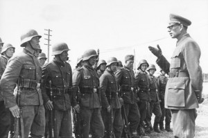 General Wlassow mit Soldaten der ROA