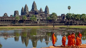 800px-Buddhist_monks_in_front_of_the_Angkor_Wat
