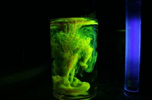 Roztwór fluoresceiny w świetle ultrafioletowym, CC BY 3.0