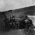 An­giel­scy i fran­cu­scy żoł­nie­rze robią sobie prze­rwę pod­czas ob­lę­że­nia Se­wa­sto­po­la, fot. Roger Fenton, ok. 1854 r.