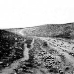 Dolina śmierci, widoczne kule armatnie - zdjęcie oryginalne, do brytyjskiej prasy zostało wysłane inne, zmontowane zdjęcie, fot. Roger Fenton, ok. 1855 r.