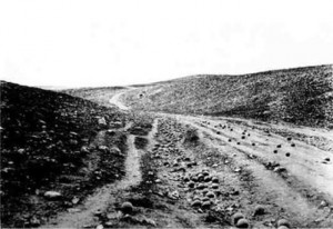 Dolina śmierci, widoczne kule armatnie - zdjęcie oryginalne, do brytyjskiej prasy zostało wysłane inne, zmontowane zdjęcie, fot. Roger Fenton, ok. 1855 r.