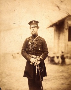 Brytyjski oficer Gwardii Grenadierów stacjonujących w Bałakławie - Edward Birch Reynardson, fot. Roger Fenton, ok. 1855 r.