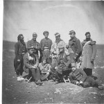 żołnierze w oboziefot. Roger Fenton, 1855 r.