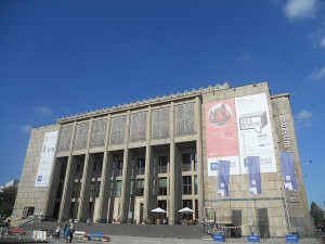 Gmach Główny Muzeum Narodowego w Krakowie / fot. Mach240390, CC BY-SA 3.0
