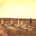 Groby generałów na Wzgórzu Cathcarta. Żołnierz stoi nad grobem generała brygady Thomasa Leigha Goldiea, który zginął w bitwie pod Inkermanem, fot. Robert Fenton, 1855 r.
