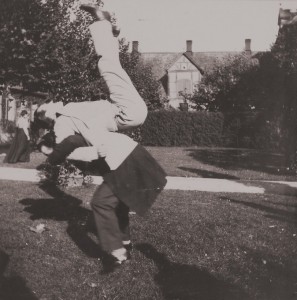 Książę Mikołaj uprawia akrobatykę na plecach niezidentyfikowanej osoby, Zamek Volfsgarten pobliżu Darmstadt 1899 r.