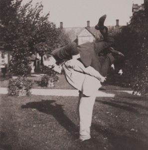 Książę Mikołaj uprawia akrobatykę na plecach niezidentyfikowanej osoby, Zamek Volfsgarten pobliżu Darmstadt, 1899 r.