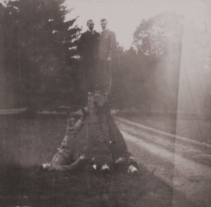 Na pniu stoją Wielki Książę Cyryl Władimirowicz i książę grecki Mikołaj, Zamek Volfsgarten pobliżu Darmstadt, 1899 r.
