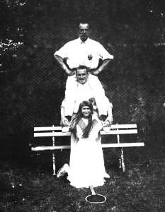 Podczas gry w tenisa, car Mikołaj II z córką Anastazją i niezidentyfikowanym mężczyzną, ok. 1911 r.