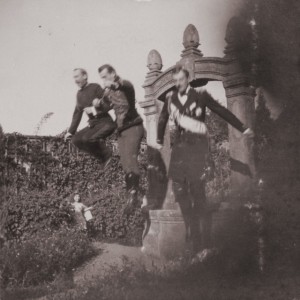 Podczas skoku, na zdjęciu od lewej książę Mikołaj (nazywany greckim Nikusiem), Wielki Książę Andrzej Władymirowicz, Wielki Książę Cyryl Władymirowicz, Zamek Volfsgarten pobliżu Darmstadt, 1899 r.