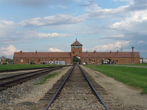 Wartownia i brama główna Auschwitz II (Birkenau), widok z rampy wewnątrz obozu / fot. angelo celedon AKA lito sheppard, CC-BY-SA 3.0