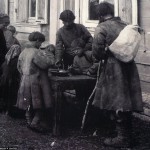 Dzieci dzielą jedną miskę zupy, fot. Maksim Dimitriew, 1900 r.