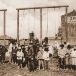 Plac zabaw dla dzieci przed Domem Ludowym w Błagowieszczeńsku,Chińczycy w Błagowieszczeńsku, ok. 1890-1915 r.
