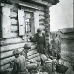Chłopi rzeźbiący drewniane łyżki na sprzedaż, fot. Maksim Dimitriew, ok. 1890 r.