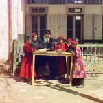 Żydowskie dzieci z nauczycielem, fot. Siergiej Prokudin-Gorski, ok. 1910 r.