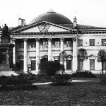Imperialna Akademia Wojenno - Medyczna, na pierwszym planie pomnik de Vila, Sankt Peterburg, 1914 r.
