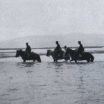Japońska kawaleria przekracza rzekę Yalu, 1904 r