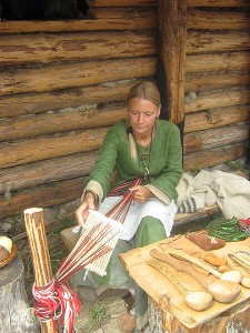 Kobieta podczas tkania. XIV festiwal Wikingów w Wolinie / fot. Radosław Drożdżewski, CC-BY-SA 3.0