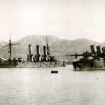 Krążownik Pałłada (po lewej) i pancernik Pobieda (po prawej) zatopione w Port Artur, 1905 r