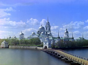 Męski monaster Świętego Nilusa (Niła) Stołobieńskiego w eparchii twerskiej i kaszyńskiej, na wyspie Stołobnyj, na jeziorze Seliger koło Ostaszkowa. Widok na sobór Objawienia Pańskiego i cerkiew św. Michała Archanioła, 1910 r