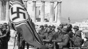 Niemieccy żołnierze wieszający flagę na Akropolu