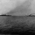 Okręty rosyjskie przed bitwą w zatoce Czemulpo Wariag (po lewej) i Koriejec, 8 lutego 1904 r