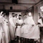 Operacja rannych w pociągu, widoczna Wielka Księżna Maria, 1904 r